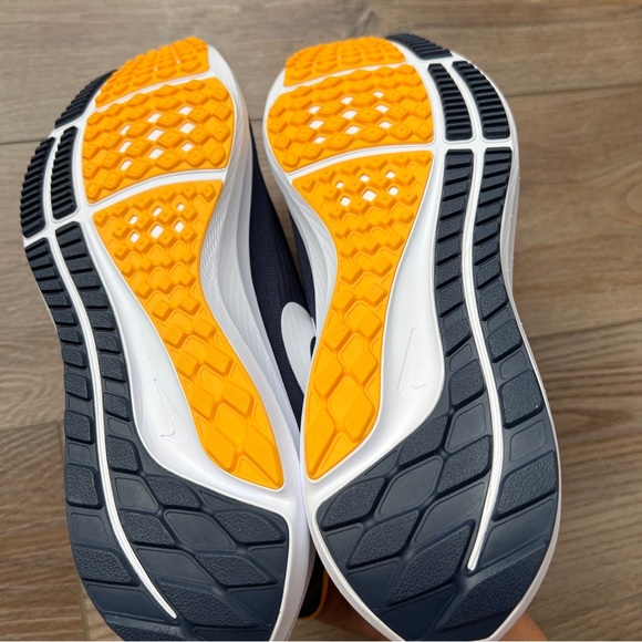 Mens Nike Air Zoom Pegasus 39 Shoes WVU West Virginia DR1979-400 - Picture 6 of 6